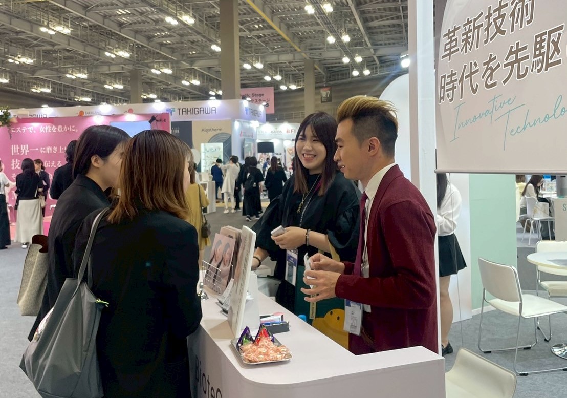 元樟生技展會現場與日本買家互動熱烈，積極拓展亞洲市場布局，推廣台灣研發的創新美容...