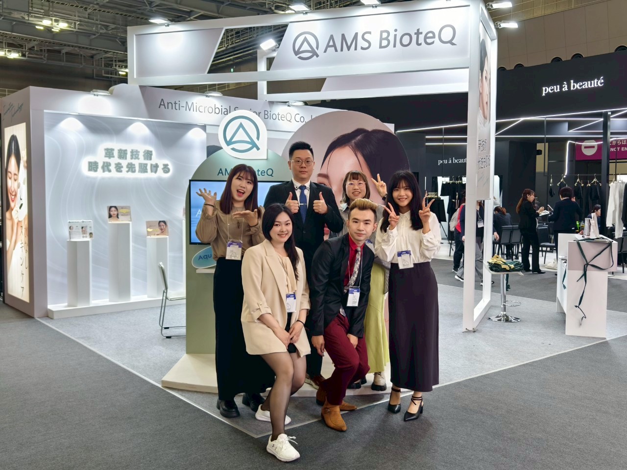 元樟生技團隊於日本最大美容保養展 Beautyworld Japan 展位合影，...